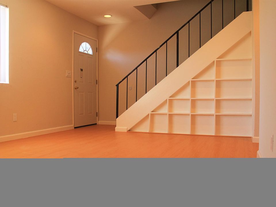Entry/Living room