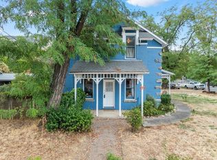 719 N 2nd Ave, Gold Hill, OR 97525