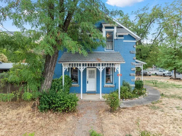 719 N 2nd Ave, Gold Hill, OR 97525