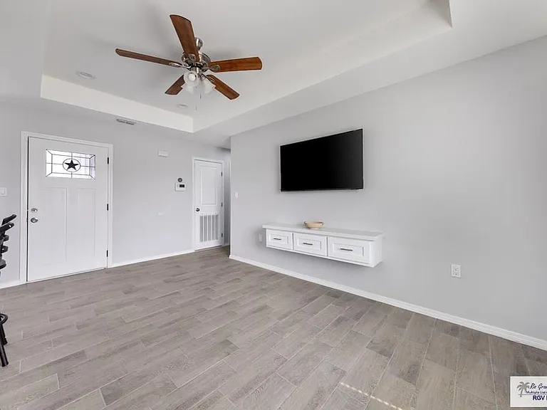 668 Foster Ln — Photo 2