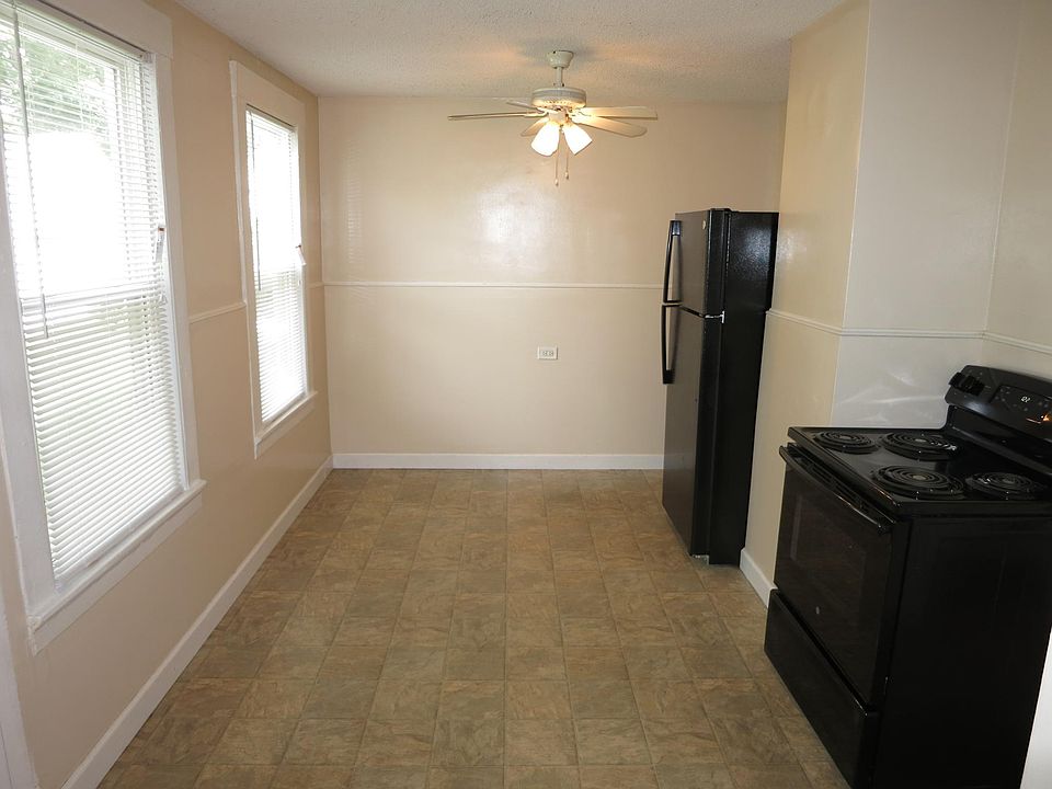 Kitchen/Dining Room: brand new appliance and window treatmen