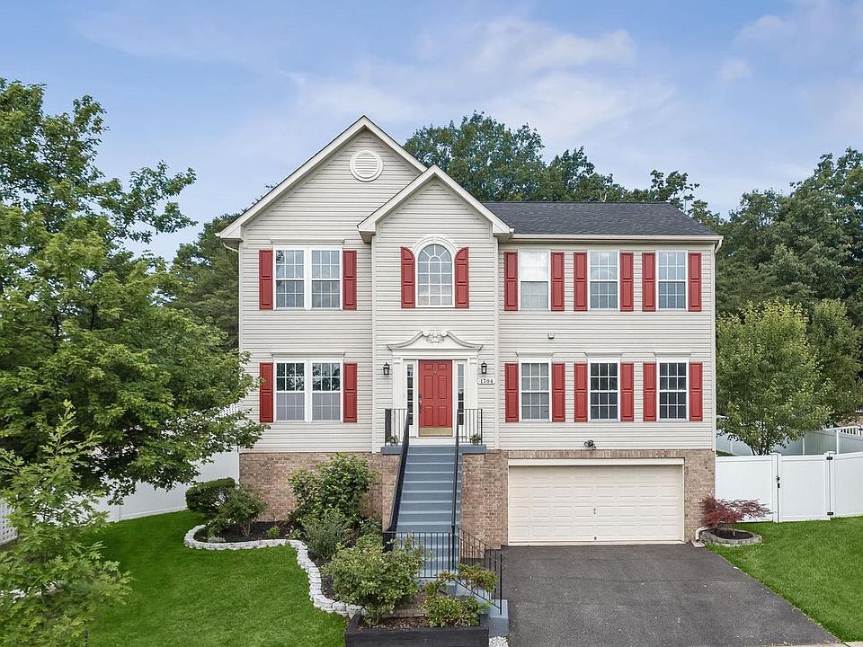 1st image of 1704 Maco Dr