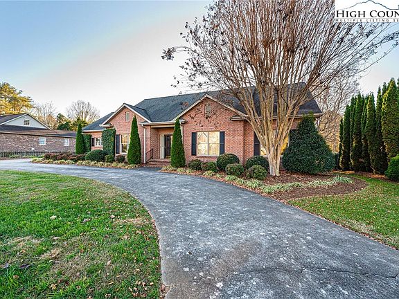 3rd image of 917 NE Barrington Drive