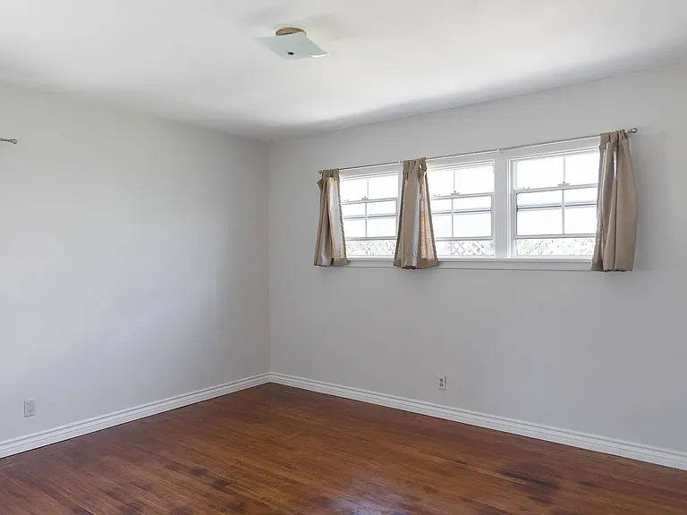 1661 Highland Oaks Dr — Photo 4