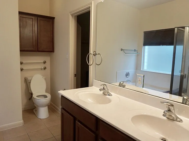 2305 Nestlewood Dr — Photo 9