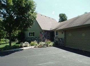 5969 Log House Rd, Hartford, WI 53027