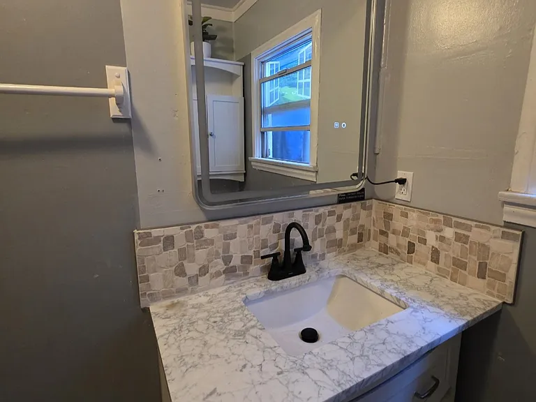 2128R N Pershing Ave — Photo 8