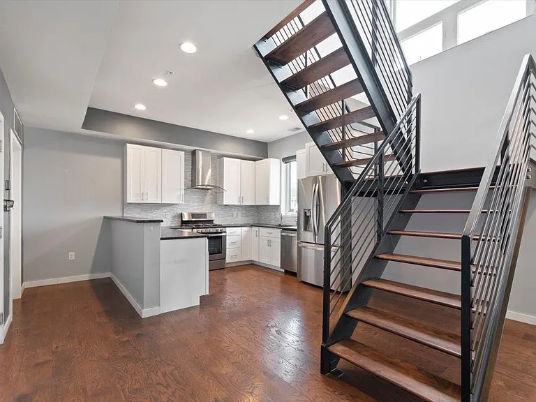 227 W Thompson St #D — Photo 10