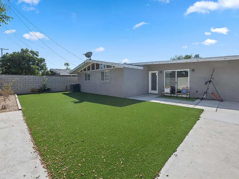 1048 N Hermosa Dr — Photo 22