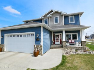 5759 W Prairiewood Dr, Grand Forks, ND 58201