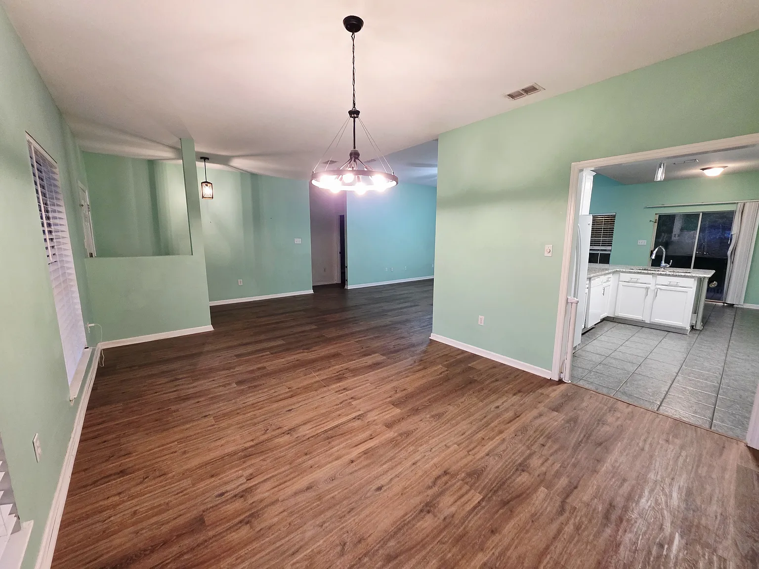 4 bed, 2110 sqft, $2,400 — Photo 3