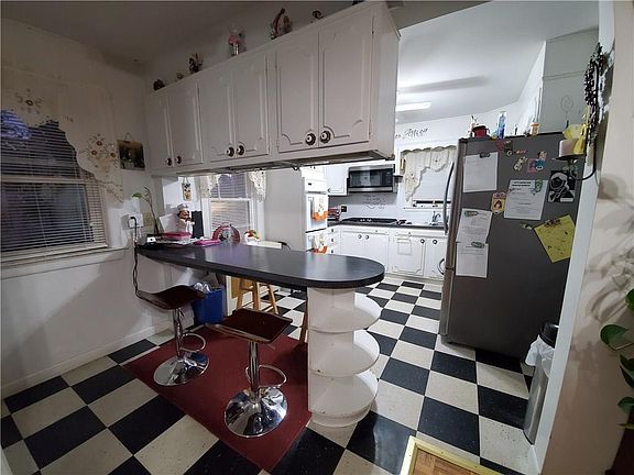 4th image of 182 Vincent Ave