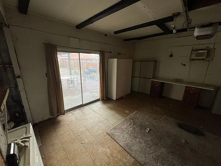2301 E Brooks Ave — Photo 18