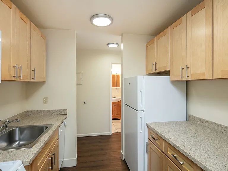 Avante Apartments - Charming, Centrally Located Building with Off Street Parking! — Photo 14