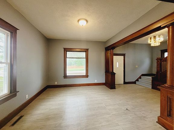 4th image of 416 E 10th St
