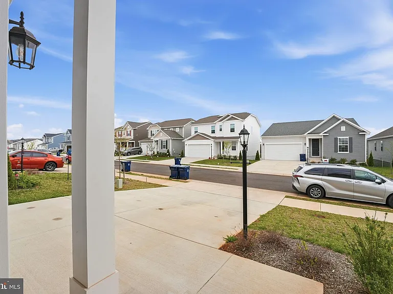615 Clover Ln — Photo 6