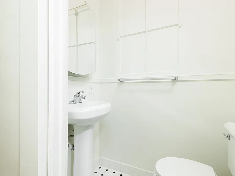 2275 Broadway — Photo 7