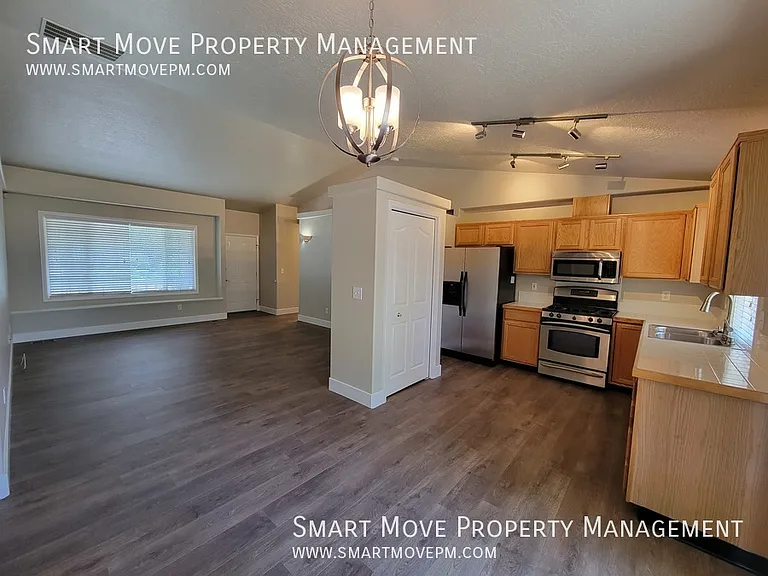 1067 N Crestley Ave — Photo 6