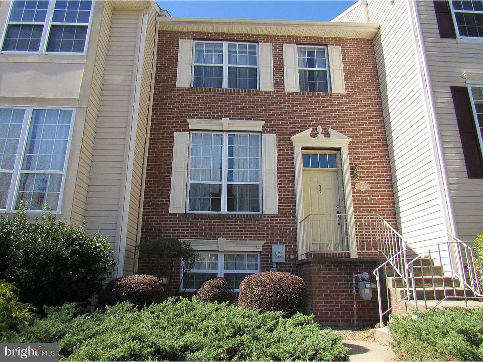 1st image of 421 Woodstock Ln