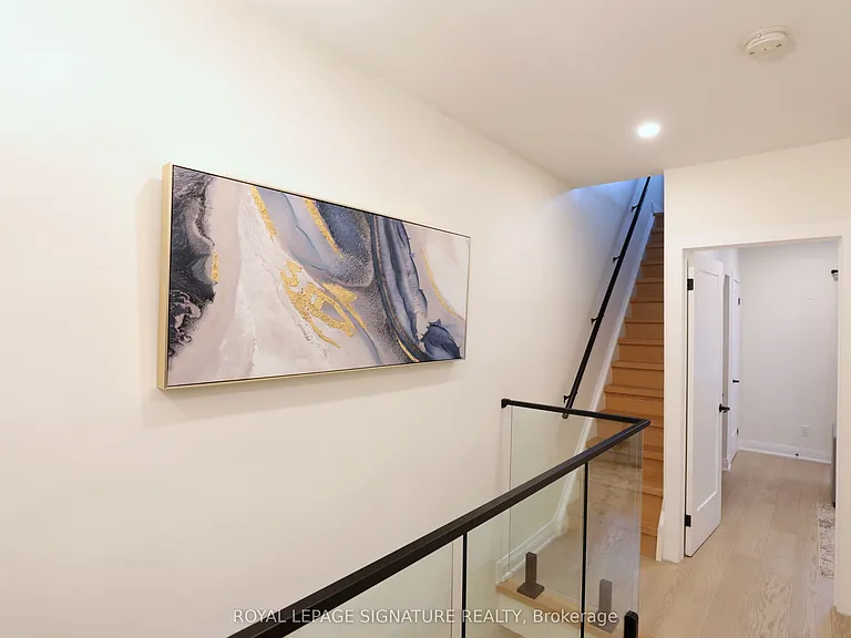 36 Tennis Cres #UPPER — Photo 5
