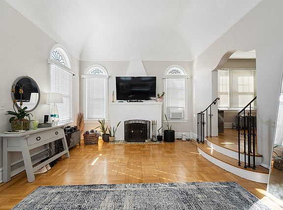 3rd image of 317 W Walnut St Floor 1