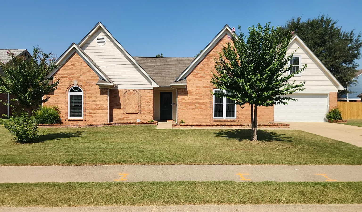 5 bed, 2347 sqft, $8,495 — Photo 1