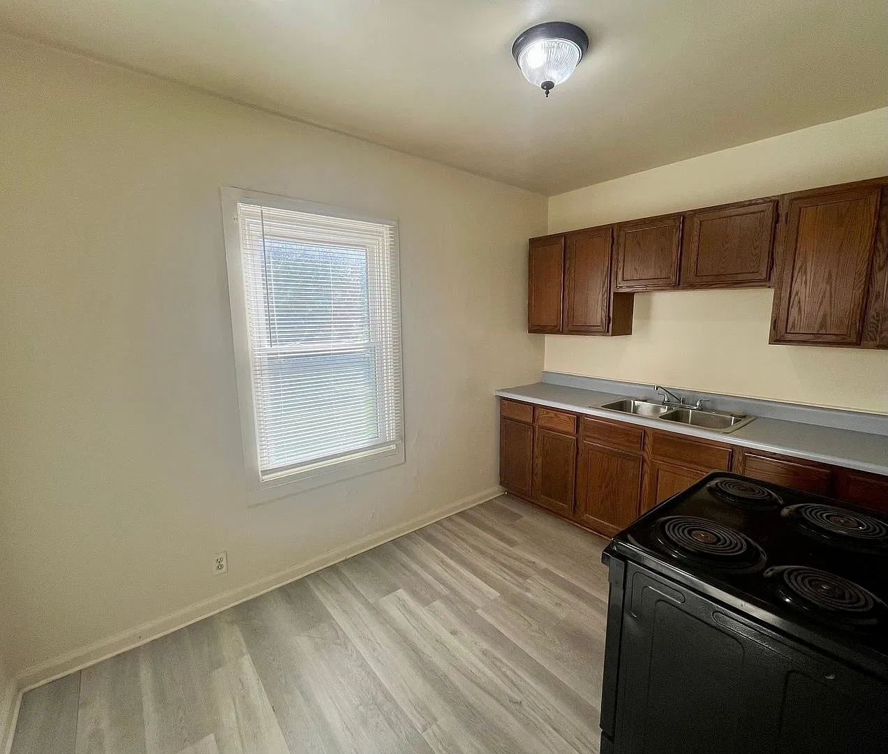 2 Bedroom House in Alton — Photo 3