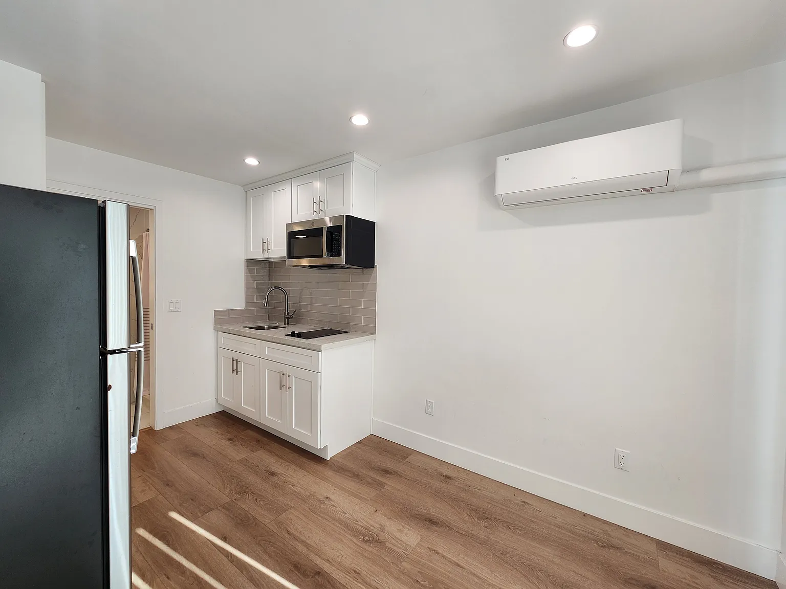 Studio, 250 sqft, $1,400 — Photo 3