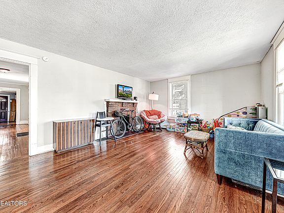 4th image of 2327 Washington Ave