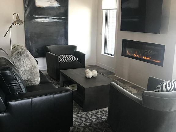 Living Room (windows looking out at hole 7 of the Holstein G