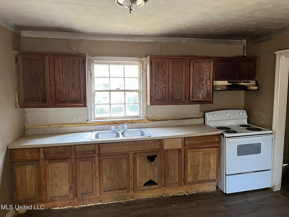 2nd image of 4934 Cedarhurst Dr