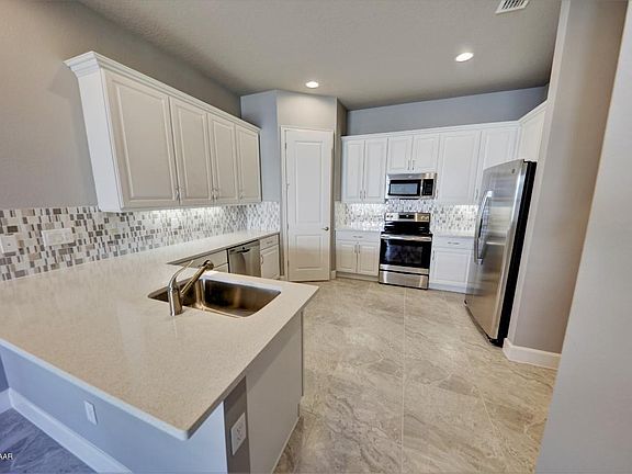 4th image of 834 Pinewood Dr