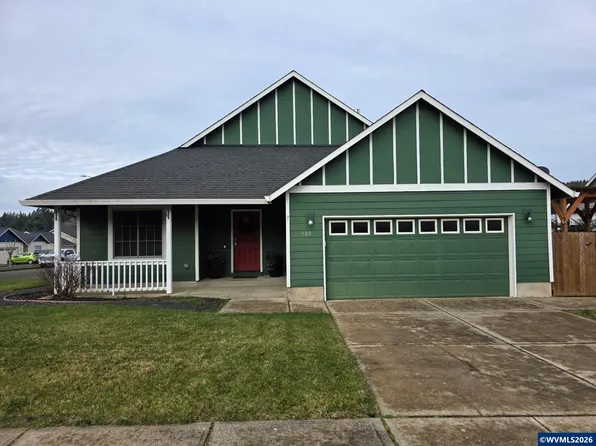 909 Travis Dr NE, Silverton, OR 97381