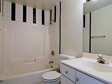 1535 W Pearson St #2E — Photo 7