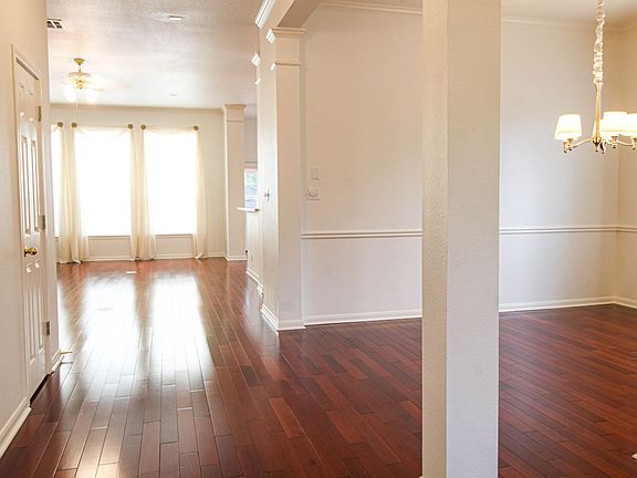 3rd image of 121 Antler Cir