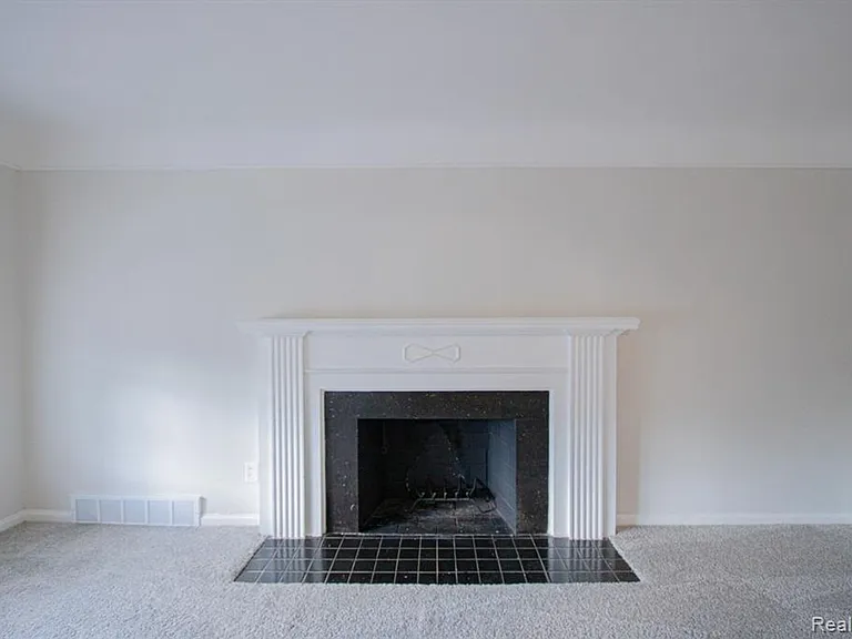 16896 Manor St — Photo 3