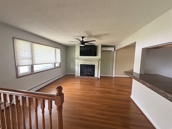 4th image of 24 Crestshire Dr