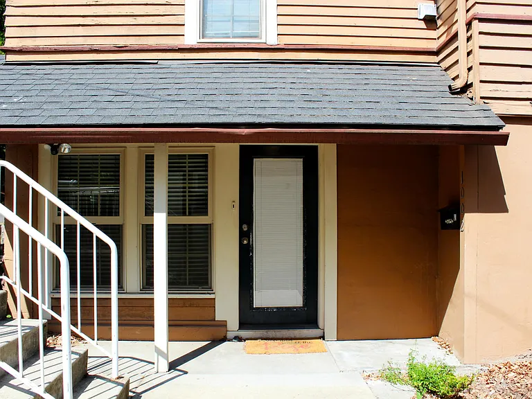 1002 NE B St — Photo 6