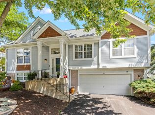 981 Apple Tree Ln, West Chicago, IL 60185