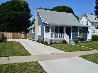 107 E Garfield Ave, Charlevoix, MI 49720