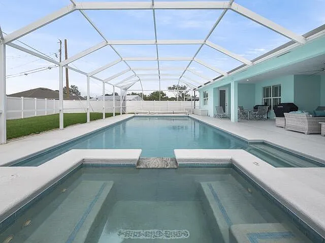 2420 SE Rock Springs Dr — Photo 3