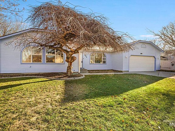 2nd image of 806 Hiawatha Way