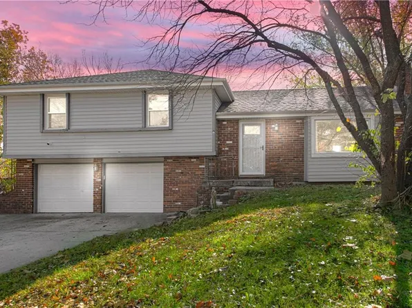 5529 NW Raintree Dr, Parkville, MO 64152