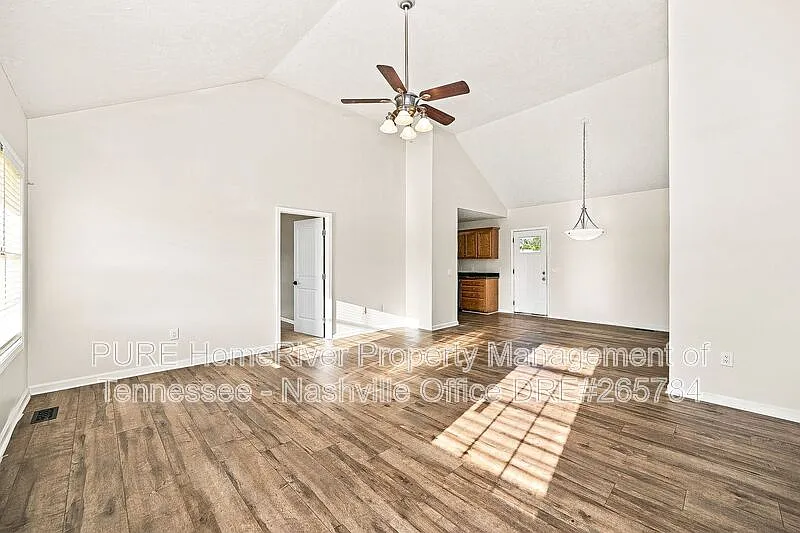3 bed, 2.0 bath, 1269 sqft, $1,900 — Photo 2