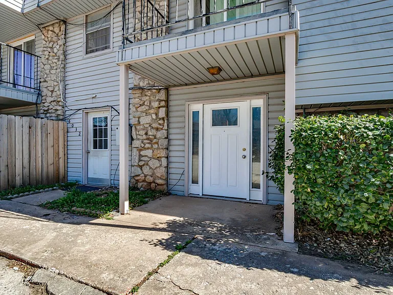 6032 Nw Expy #D — Photo 2