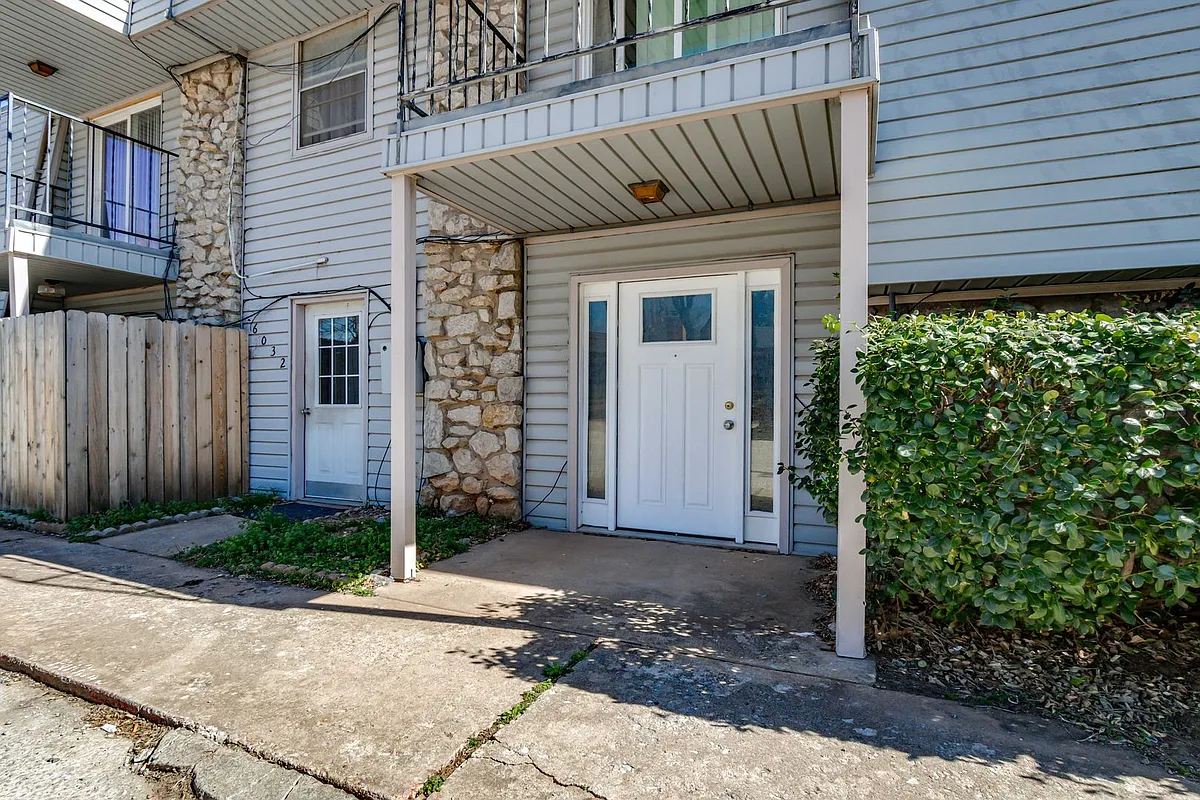 Building Photo - 6032 Nw Expy #D
