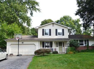 28 Pittsford Manor Ln, Pittsford, NY 14534