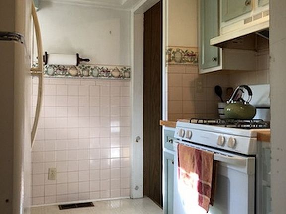 4th image of 1155 Woodlawn Dr