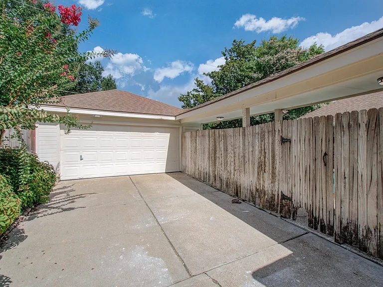 1711 Stone Meadows Ln — Photo 2