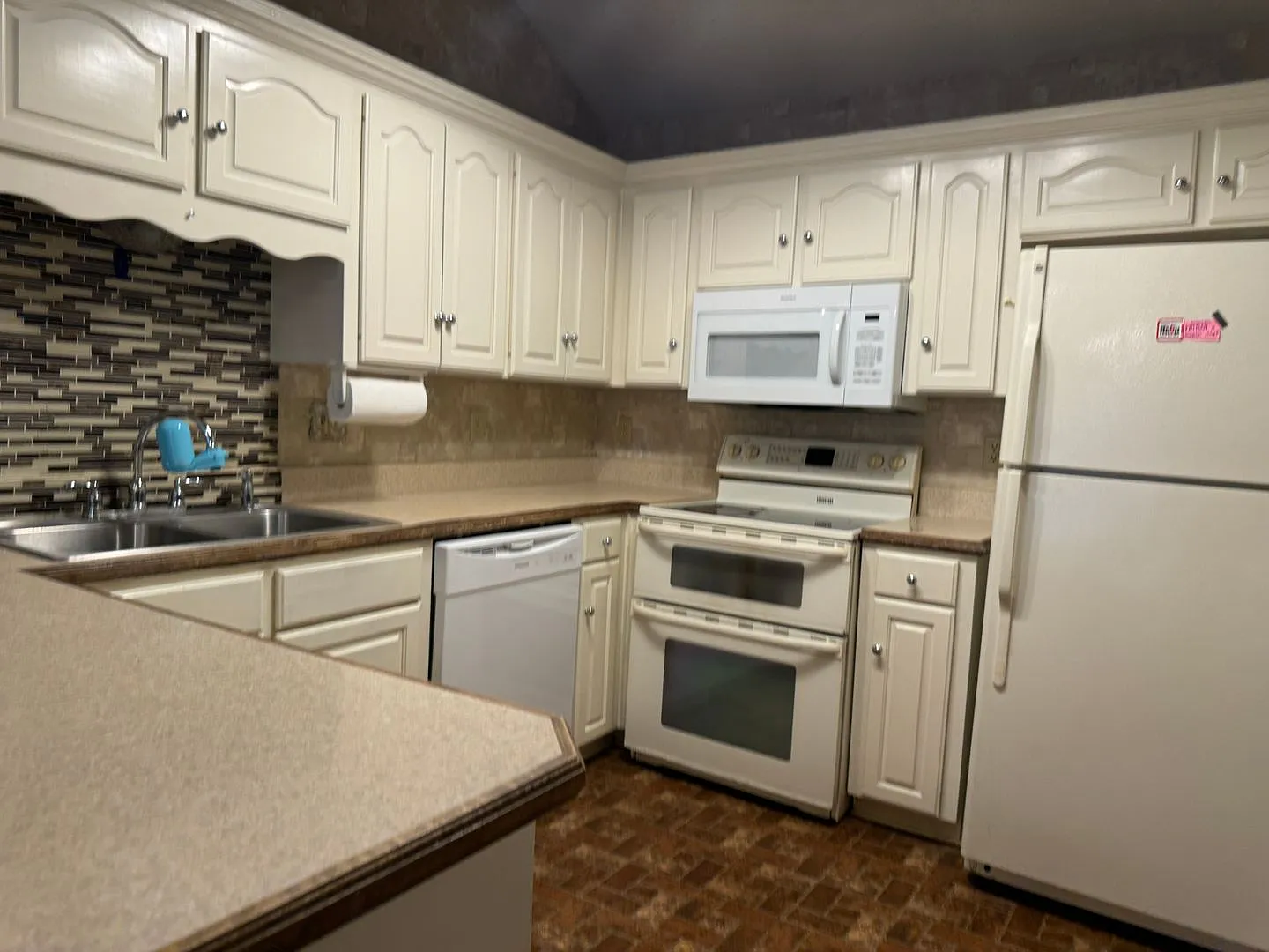 Southern Hills-Big Corner Lot-Nice Brick Home — Photo 4
